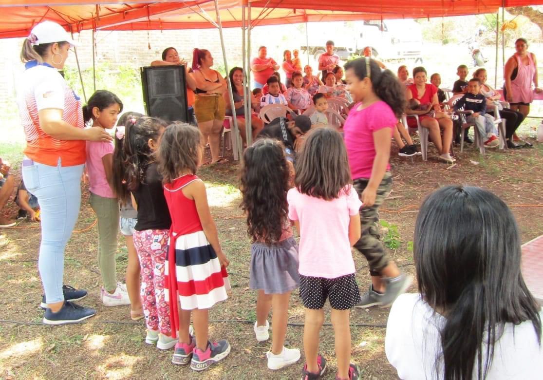 GANAOFICIAL's tweet photo. Sábado de mucha alegría y diversión en el marco de recaudación de fondos por parte de la ADESCO para desarrollar obras en pro de las familias de Colonia El Milagrito. 🎈🎊

🔸Diputado @jcmendozagana1 #SiempreCumpliendo
.
.
 #SomosGANA #LíderesNaranja #LaborComunitaria https://t.co/oD1hX63BAo