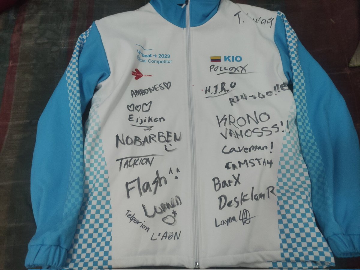 (Publicacion 1 de 3)
<a href="/upbeatdenver/">up^^beat</a> 
Ha llegado porfin mi chaqueta de up-beat, quiero agradecer a <a href="/ranatalus/">bsky: ranatalus@ddrextre.me</a> por hacerlo posible, esta chaqueta es muy significativa para mi, demuestra el amor y el esfuerzo que doy cada dia por este juego, y agradecido a todos los que firmaron.