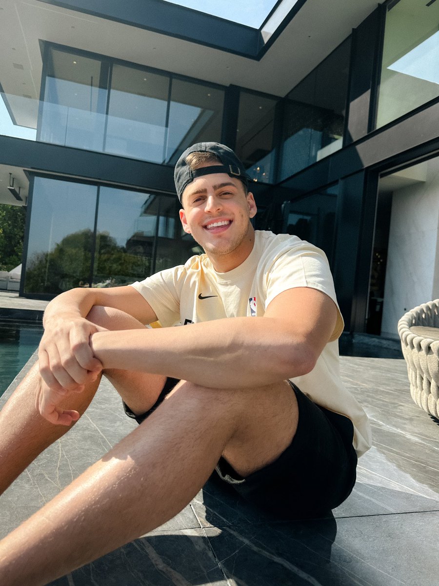 Jon Vlogs tweet media