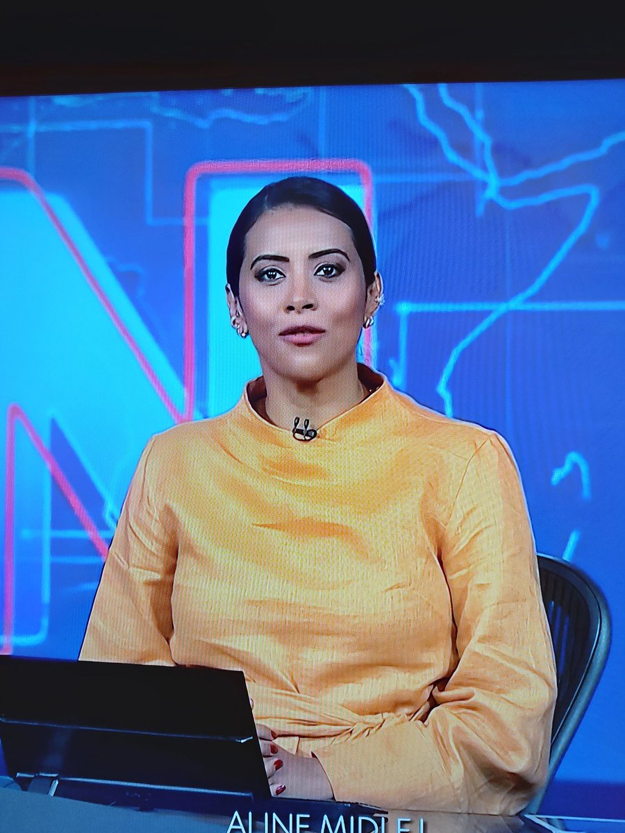 Evandroliveir's tweet photo. Exemplo de profissional,  além de linda!
Lugar de mulher é onde ela quiser!
E ela tá passando na sua TV!
@AlineMidlej 
Um bj do seu fã!
Que elegância!!
#AlinenoJN #linda https://t.co/Kf4v0k2FS8