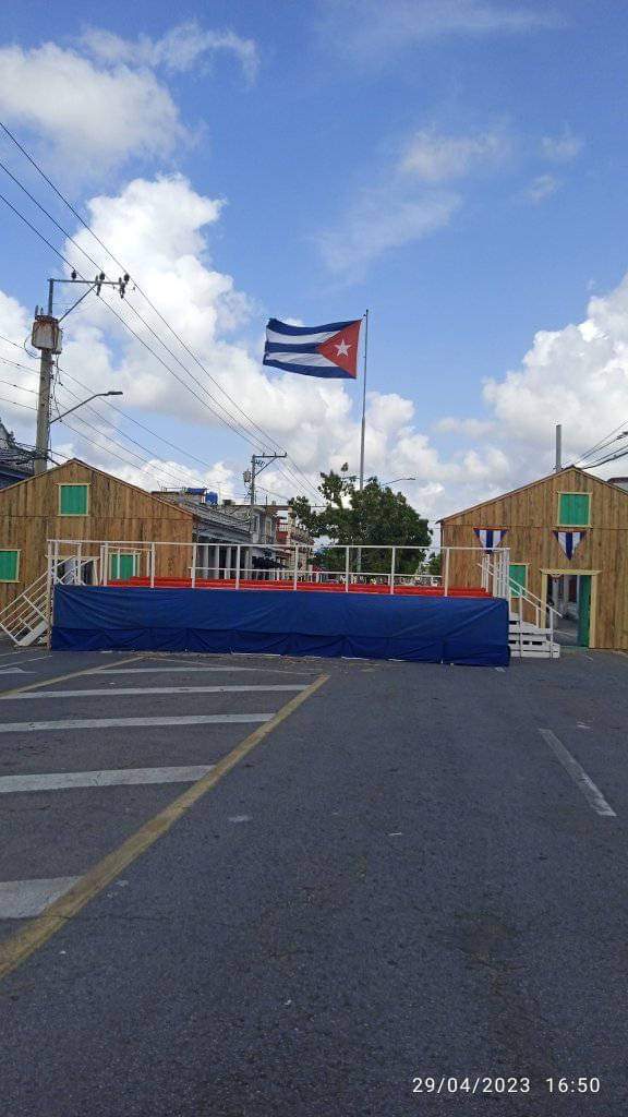 YamileRamosCord's tweet photo. En los toques finales el escenario principal para el desfile #1Mayo en #PinardelRío #ALaPatriaManosYCorazón @DiazCanelB
@DrRobertoMOjeda https://t.co/eA5GPrcHTW