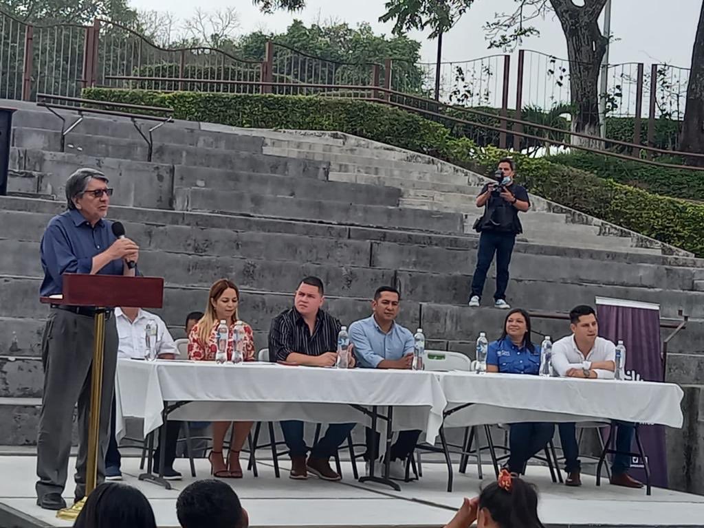 CardonaARicardo's tweet photo. Admirando los avances en robótica y emprendimientos diversos de nuestra juventud, en el marco del evento organizado por el IMJ https://t.co/X5IsQXek5Y