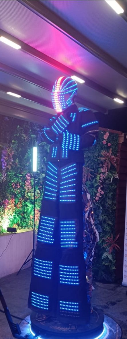 Discover_Ent's tweet photo. Another fab night #jungleshisha #SaturdayVibes #globot #shisha #robot #ledrobot #SaturdayMood #SaturdayNight https://t.co/gDJcTraEMX