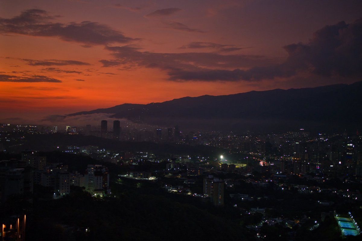 AdalbertoPhoto's tweet photo. Atardecer en Caracas, desde mi ventana / Sunset in Caracas, from my window
#Caracas #Venezuela #Sunset #NightPhotography #CityScapes #Landscape #LandscapePhotography #Fujifilm #XT5 #FujifilmXT5 #LuminarNeo #Sunset 
@adalbertophoto #2023 https://t.co/5ERXpaHAhd