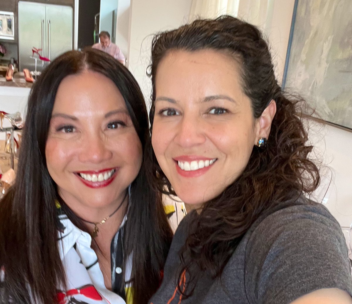 MVGutierrezMD's tweet photo. Met the amazing Orthopedic surgeon turned shoe designer, Dr. Taryn Rose @realtarynrose today. She is intelligent, kind, &amp; I can’t wait to get my first pair of @enrico_cuini footwear. 👠👡👢
#WomenInMedicine https://t.co/Oh5xR76jp9