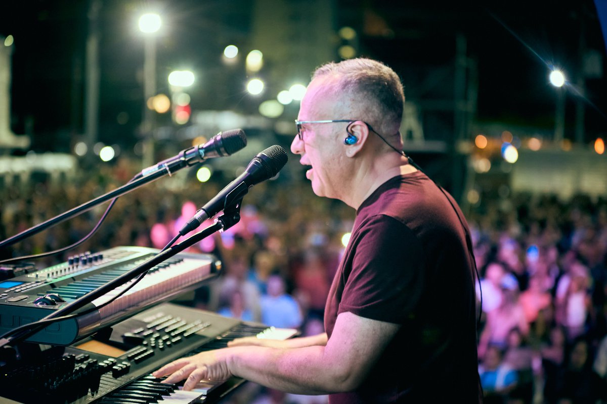 Hoy celebramos un año más de nuestro querido @ArmanditoMB (tecladista y director musical).

Que sigas compartiendo tu talento y música con nosotros por muchos años más. #29Abr