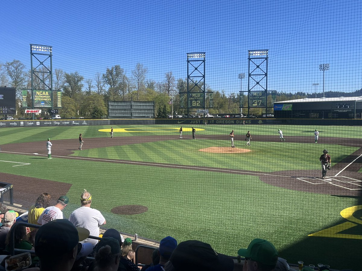 hmarrs24's tweet photo. It’s a great day to be a Duck! #GoDucks https://t.co/U2Tsm5cUcU