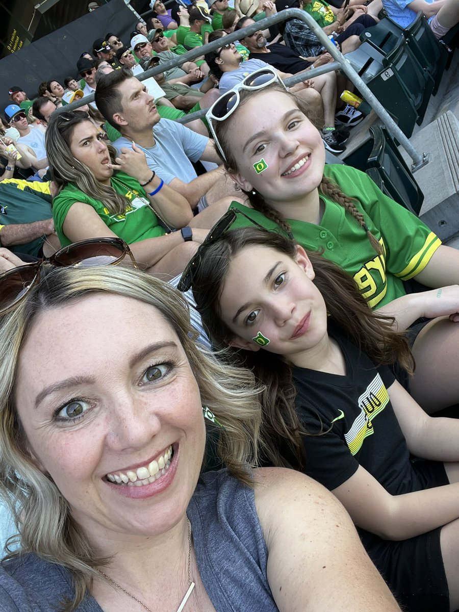 hmarrs24's tweet photo. It’s a great day to be a Duck! #GoDucks https://t.co/U2Tsm5cUcU