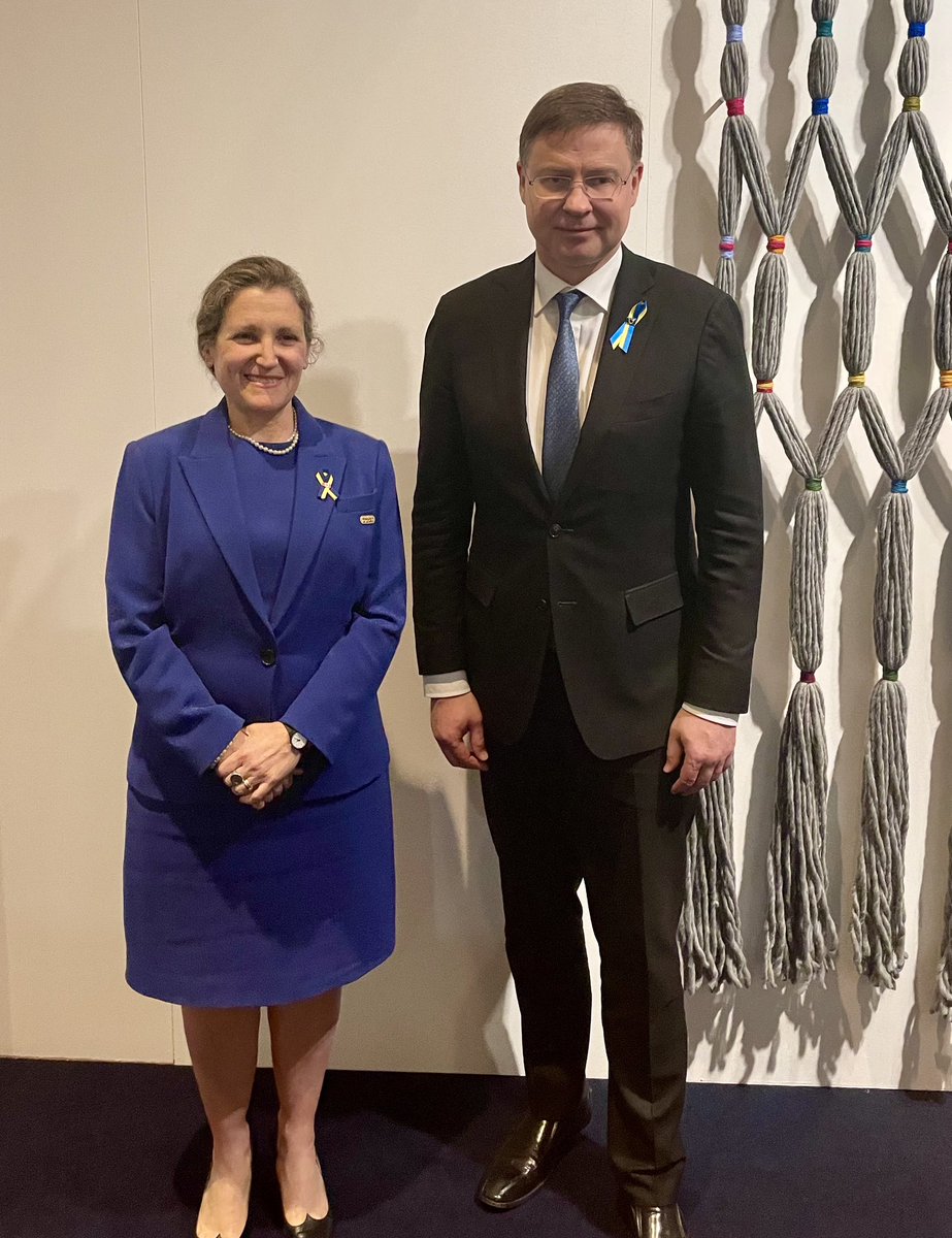 cafreeland's tweet photo. J'ai été heureuse de revoir @VDombrovskis, où nous avons parlé de notre soutien inébranlable à l'Ukraine, de la mise en place d'économies propres qui créent de bonnes carrières, et du renforcement des liens entre l'UE et le Canada. 🇪🇺🇨🇦 #EconFin https://t.co/L3RlOe4n0w