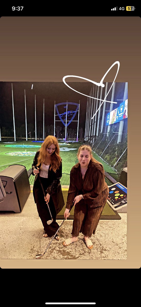 Sarahchikkydee's tweet photo. Golf ⛳️ https://t.co/cpQhljv9Ic