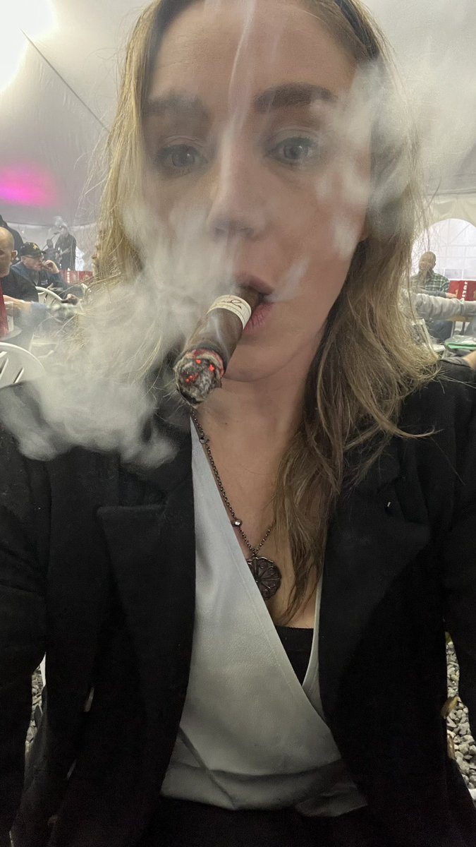 F5Melanie's tweet photo. Life is better with a cigar. @drewestatecigar #famoussmokeshop #cigars https://t.co/GjBLGrBUFa