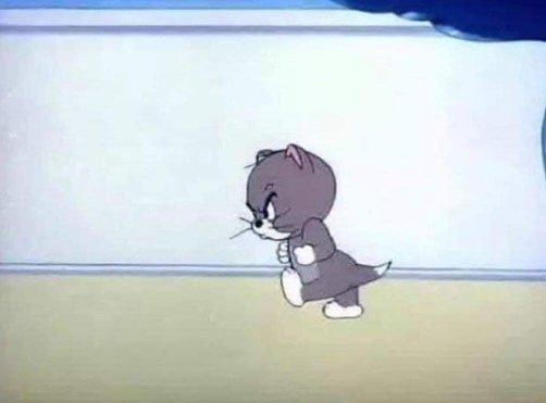 yo yendo a mear después de haberme acostado