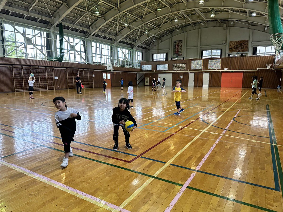 jaigodbc's tweet photo. 小学生チームの練習風景です。
1年生から6年生までみんなで楽しく真剣に練習に励んでいます💪
新年度になり新しいメンバーも加わりました！
そして昨日は体験者も来てくれました！

体験見学は随時可能ですので興味のある方はお気軽に体育館へお越しください。
#ドッジボール #青森 #じゃいごかだーる https://t.co/i55MdFGIub