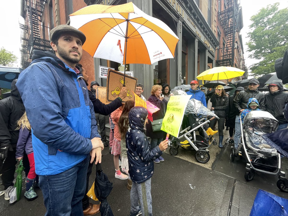 KathyParkPrice's tweet photo. It’s beyond time to #FixAtlantic.
As we learned from @Sen_Gounardes, all those who signed up for the walk will get alerts about the letter you can sign onto support a transformative redesign of Atlantic Ave. https://t.co/qyLwH4LKOD https://t.co/KPMetmxAMl