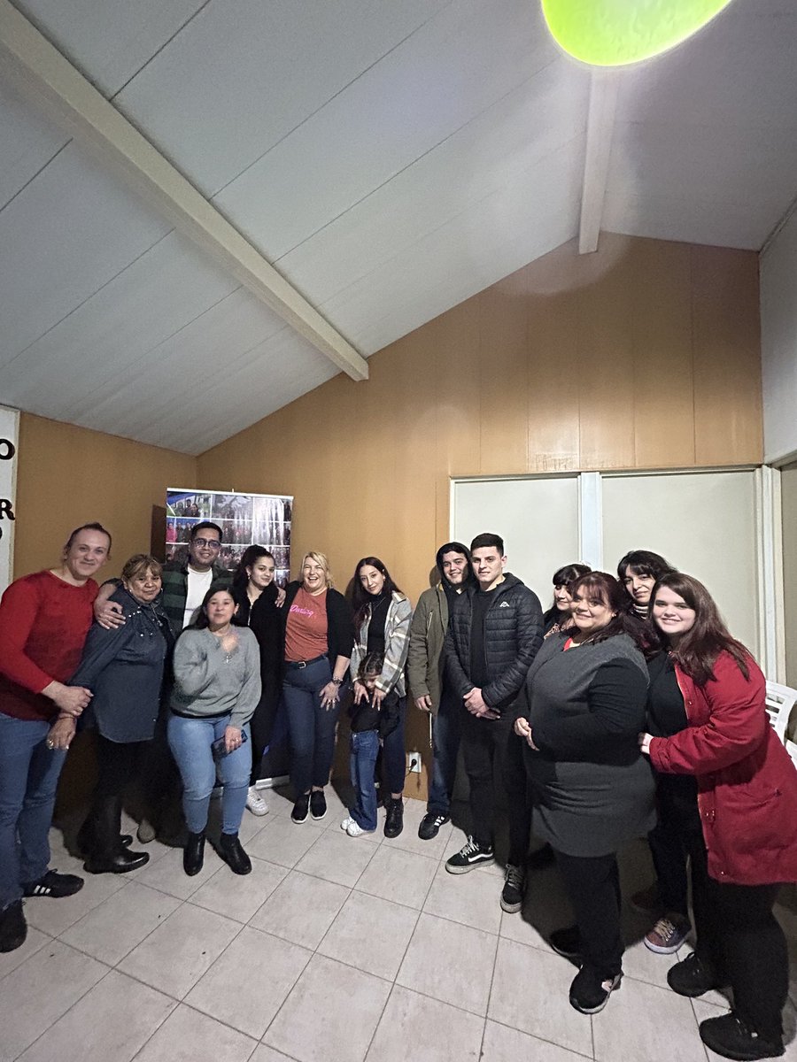 RosanaBertone's tweet photo. Me reuní con jóvenes y vecinos de Río Grande para poder conversar de las propuestas que tenemos para la Legislatura. 

Una de sus principales inquietudes, al igual que las de muchos fueguinos, radica en la importancia del arraigo con vivienda digna. https://t.co/FnQyAgMdhK