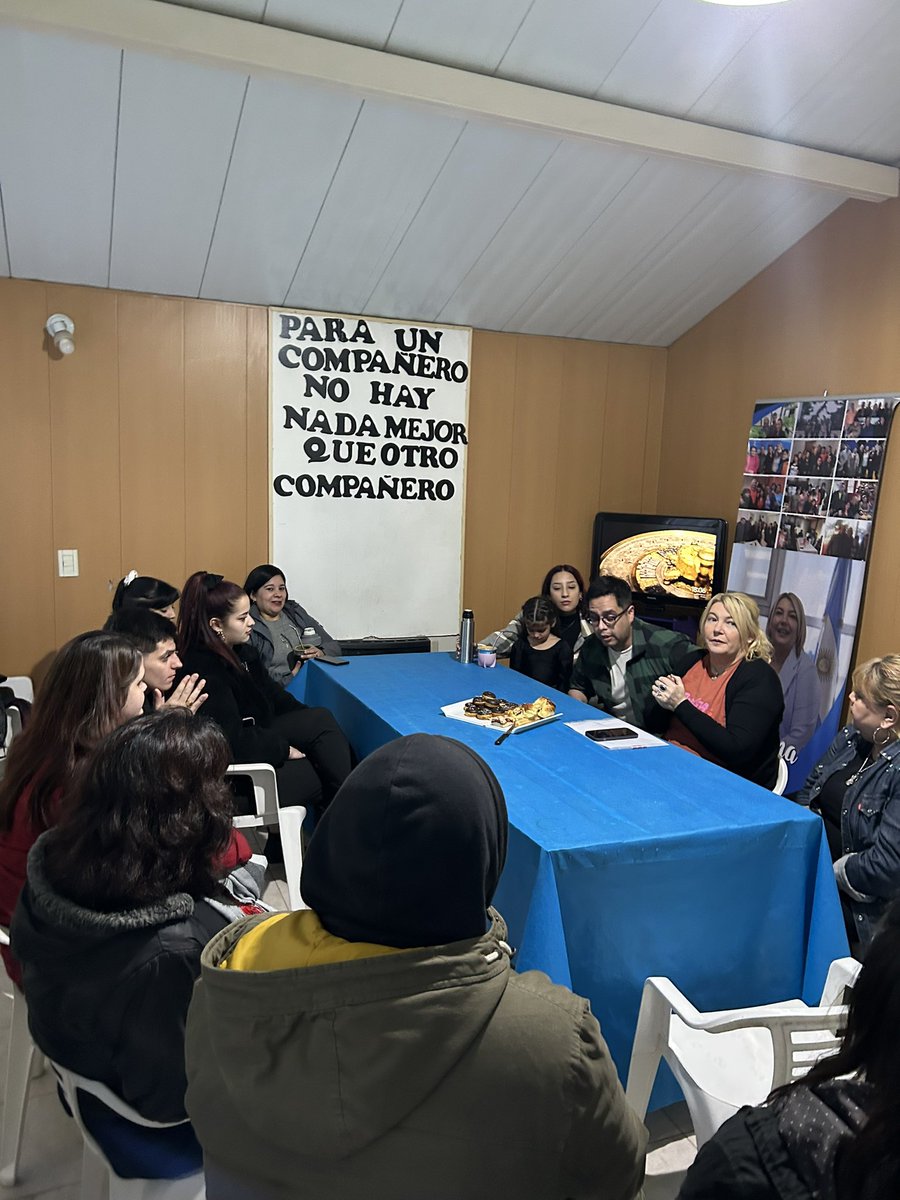 RosanaBertone's tweet photo. Me reuní con jóvenes y vecinos de Río Grande para poder conversar de las propuestas que tenemos para la Legislatura. 

Una de sus principales inquietudes, al igual que las de muchos fueguinos, radica en la importancia del arraigo con vivienda digna. https://t.co/FnQyAgMdhK