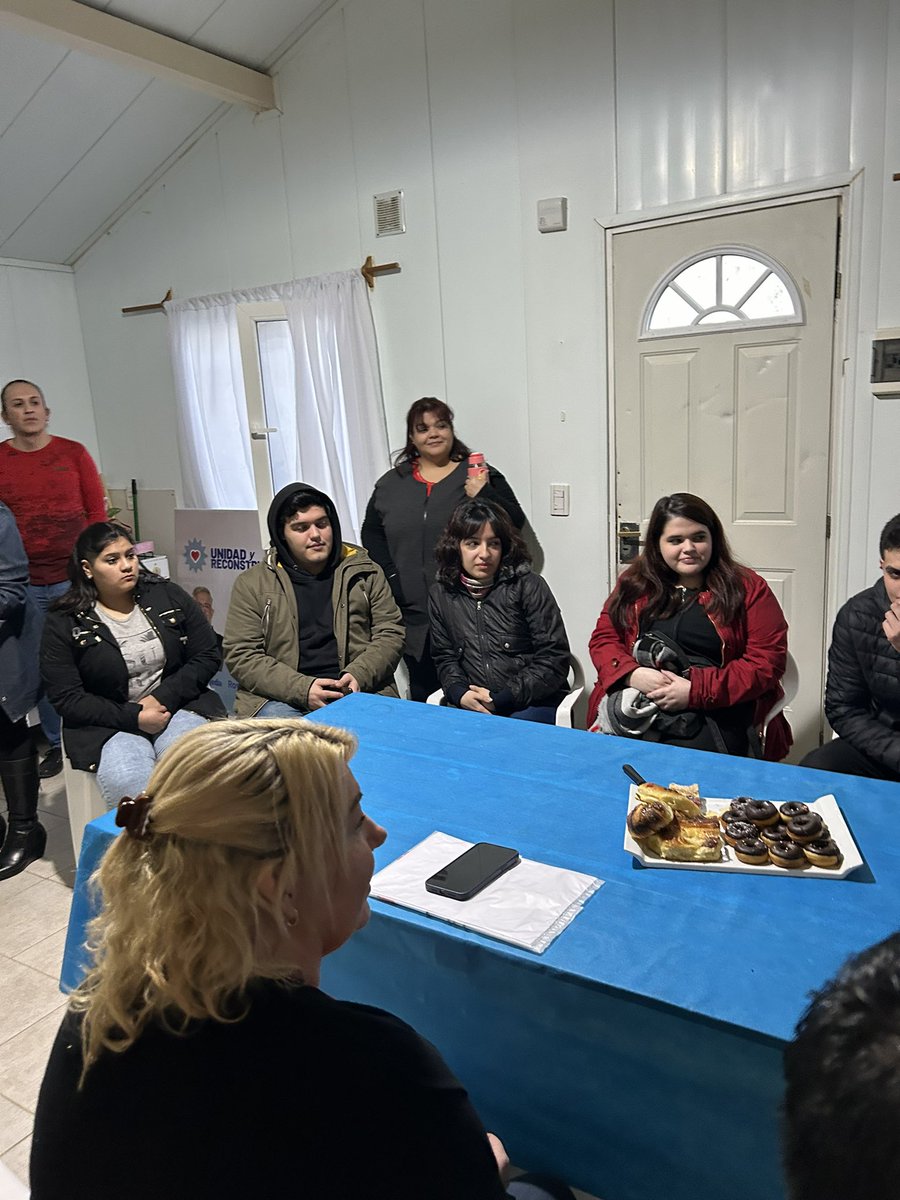 RosanaBertone's tweet photo. Me reuní con jóvenes y vecinos de Río Grande para poder conversar de las propuestas que tenemos para la Legislatura. 

Una de sus principales inquietudes, al igual que las de muchos fueguinos, radica en la importancia del arraigo con vivienda digna. https://t.co/FnQyAgMdhK
