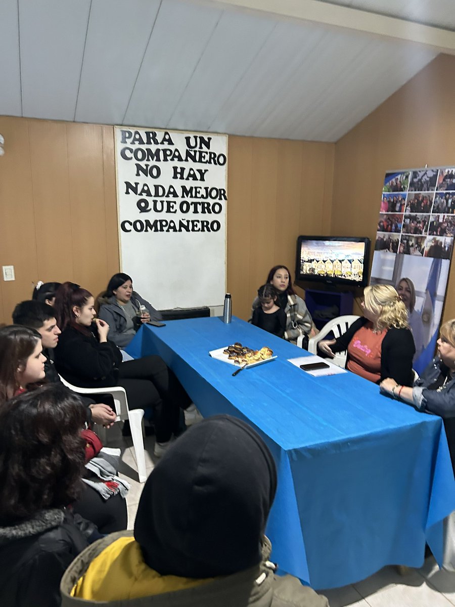 RosanaBertone's tweet photo. Me reuní con jóvenes y vecinos de Río Grande para poder conversar de las propuestas que tenemos para la Legislatura. 

Una de sus principales inquietudes, al igual que las de muchos fueguinos, radica en la importancia del arraigo con vivienda digna. https://t.co/FnQyAgMdhK
