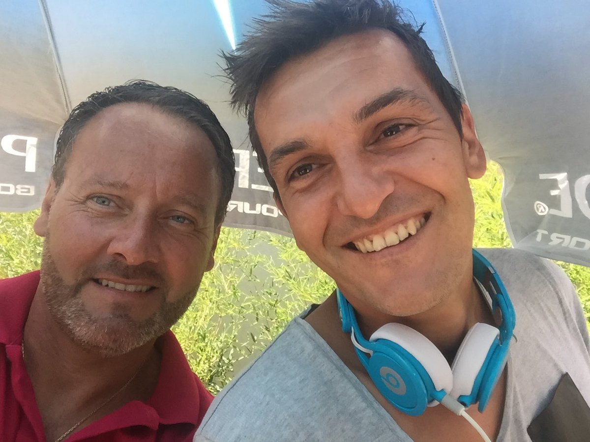 YFebrer's tweet photo. Eric Allibert entraineur des gardiens de #LOSC l'an dernier Champion de Frznce #Ligue1UberEats 
Cette année il remporte la #CoupeDeFrance avec @ToulouseFC 
Fier de toi mon ami
#acarlesavignon 💛💙
#ToulouseFC 💜🤍 https://t.co/ZkEXb8DjNL