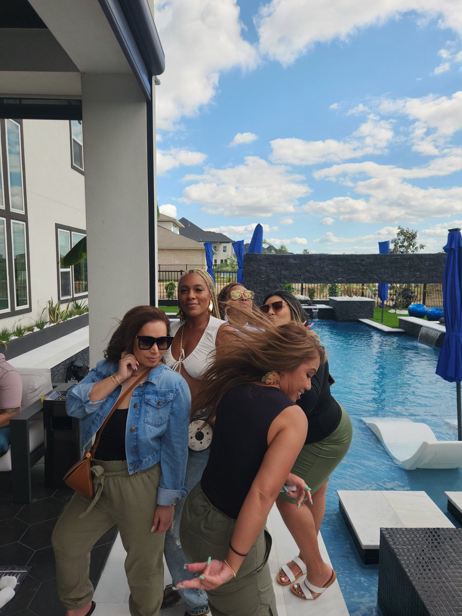 VloBeFree's tweet photo. Life is beautiful, baaabbaayyyy!!! 

Happy for my people, maannn!! #elevated #nofilter  #housewarming #flylife 🙏🏼🫶🏽

#HOUTX whadddupppp!??! 

Happy Saturday, Tweetifuls!!! 🥰😘😍😎 https://t.co/qG69uNiC81
