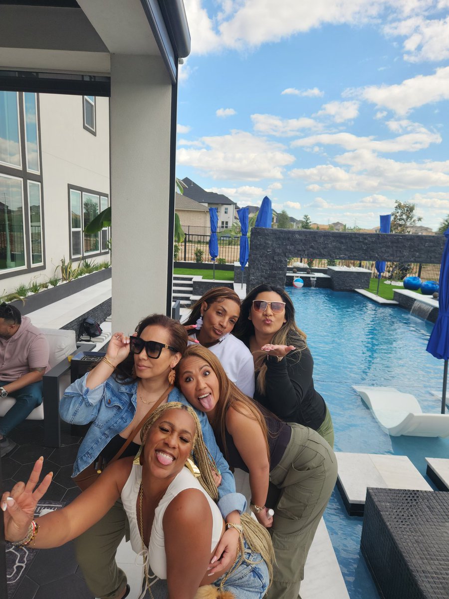 VloBeFree's tweet photo. Life is beautiful, baaabbaayyyy!!! 

Happy for my people, maannn!! #elevated #nofilter  #housewarming #flylife 🙏🏼🫶🏽

#HOUTX whadddupppp!??! 

Happy Saturday, Tweetifuls!!! 🥰😘😍😎 https://t.co/qG69uNiC81