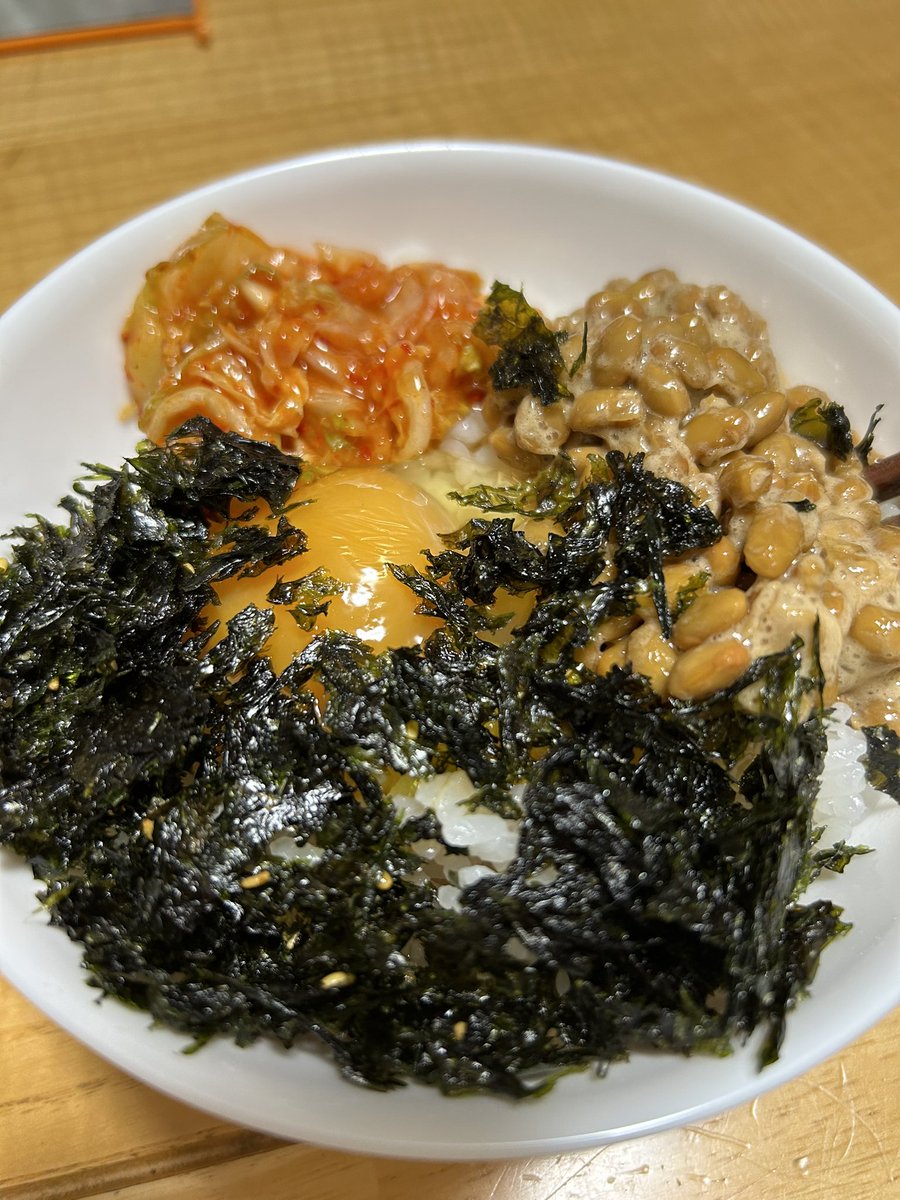 chocomintlover1's tweet image. おはようございます。
日曜の朝はTKGです。
韓国のりフレークおみやげにいただいたので今日は豪華TKG。
耳にはワイヤレスイヤホン。
LADY GAGAかっこよ！
#現実逃避の
#NOMUSIC NOme