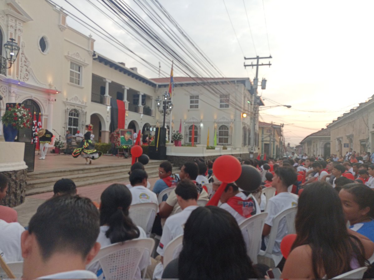 isa_tute's tweet photo. Tertulia en conmemoración a nuestro comandate que siempre vive 🖤❤️🖤❤️🖤❤️🖤❤️🖤❤️🖤❤️🖤❤️🖤❤️
CON AMOR A TOMAS 
 #TomasOrgulloSandinista 
#Unanleon 
#UVDennisSilva https://t.co/EskofOM1PF