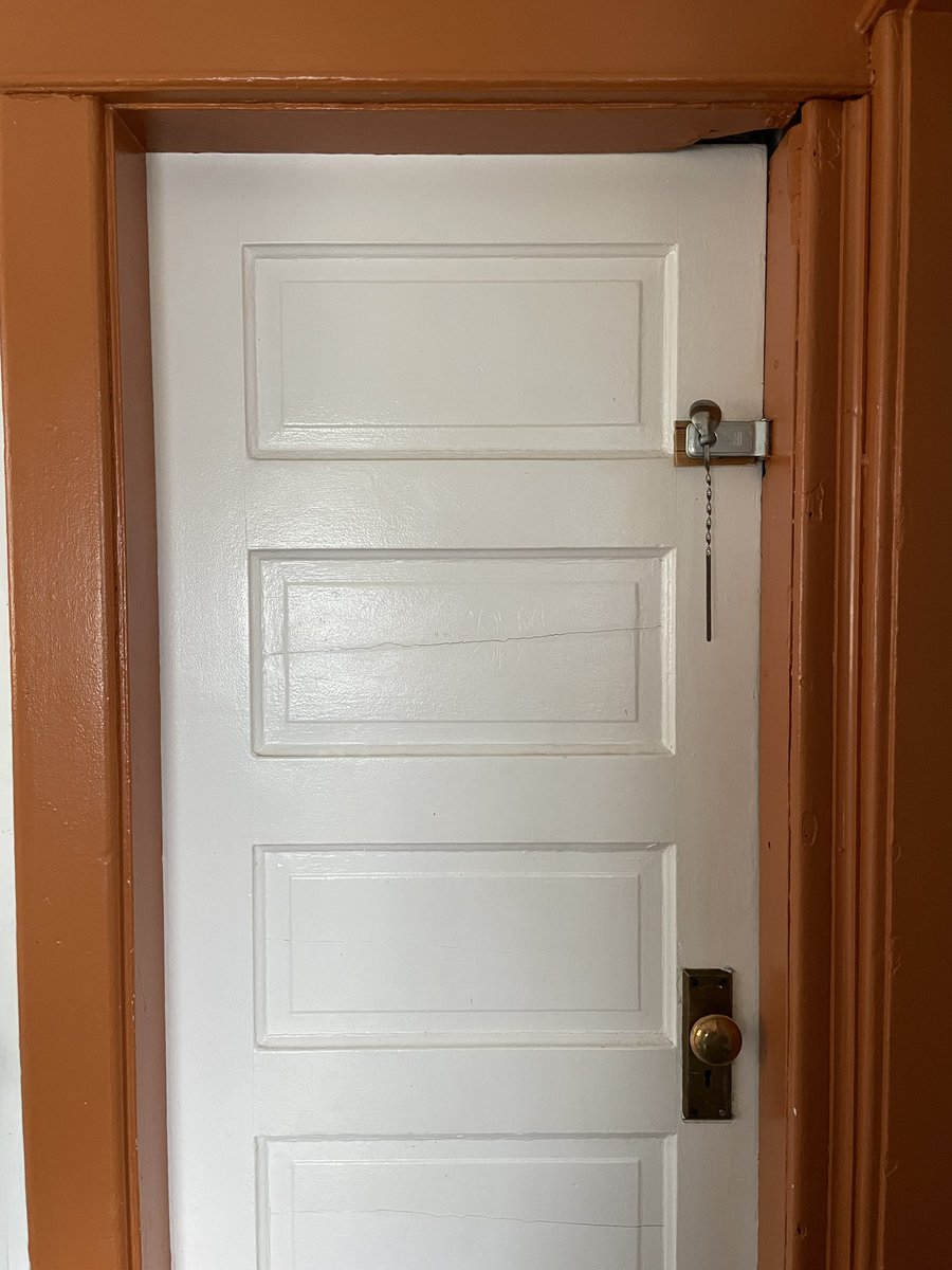 chick_binewski's tweet image. Thanks again, @CoCrain and @Damo_Deps, for the “definitely not haunted, just a crime scene” peace of mind!