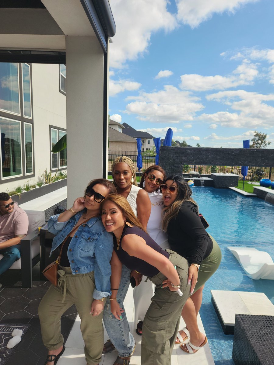 VloBeFree's tweet photo. Life is beautiful, baaabbaayyyy!!! 

Happy for my people, maannn!! #elevated #nofilter  #housewarming #flylife 🙏🏼🫶🏽

#HOUTX whadddupppp!??! 

Happy Saturday, Tweetifuls!!! 🥰😘😍😎 https://t.co/qG69uNiC81