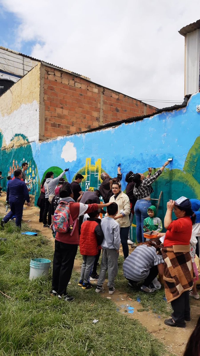 FGenval's tweet photo. Culminó hoy el trabajo de muchos actores para lograr el mural más grande de Soacha, desarrollado por niñas y niños del territorio, con la ayuda de jóvenes voluntarios, la unión de OSC,
empresas y la comunidad. #SomosterritorioSoachuno https://t.co/7JoYFUSp4I