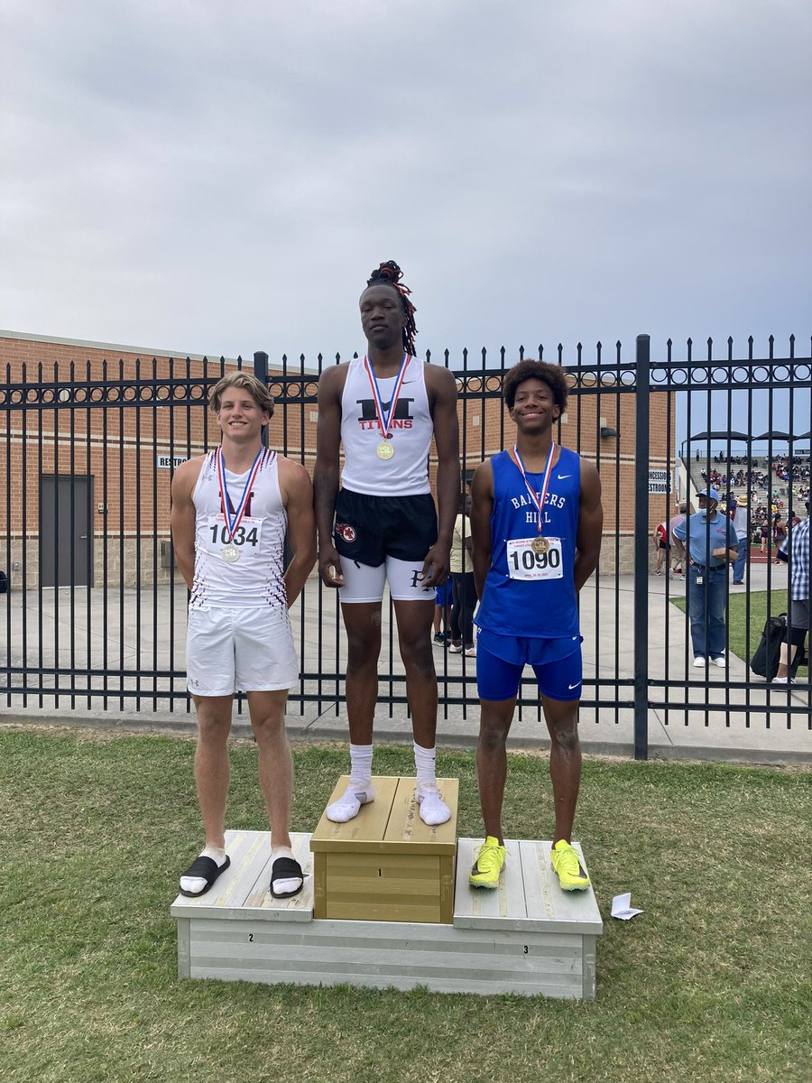 XC_Magnolia's tweet photo. What a great season for the Lady Bulldogs! Today Josie finished 4th in the region in shot put, and our girls 4x1 finished 4th in a highly contested 4x1. The Lady Bulldogs accomplished a lot this season, breaking 3 school records. Great job, ladies!

Good Luck at State Bravo https://t.co/vGqUoNvqZb