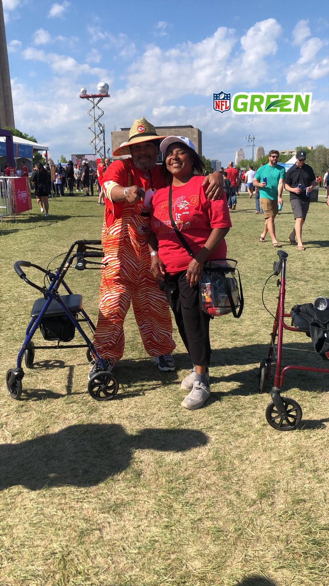 Janice and Cortell from Kansas showed team spirit at the 2023 NFL Draft in Kansas City! Janice won an NFL Draft hat and Verizon planted 20 trees to honor Janice and their team <a href="/VerizonGreen/">VerizonGreen</a> <a href="/NFL345/">NFL345</a> #NFLDraft #NFLDraft2023 #NFLGreen