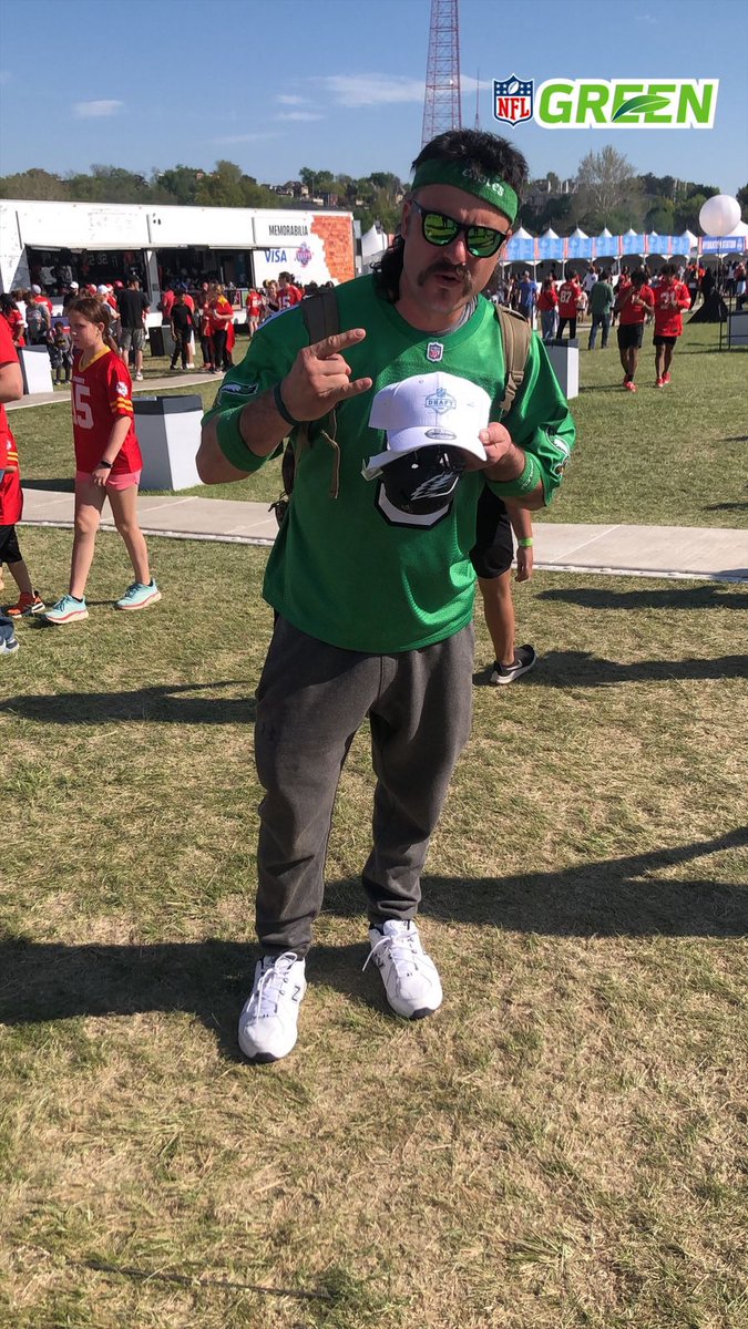 Chris from Trenton showed team spirit at the 2023 NFL Draft in Kansas City! Chris won an NFL Draft hat and Verizon planted 20 trees to honor Chris and their team @VerizonGreen @NFL345 #NFLDraft #NFLDraft2023 #NFLGreen