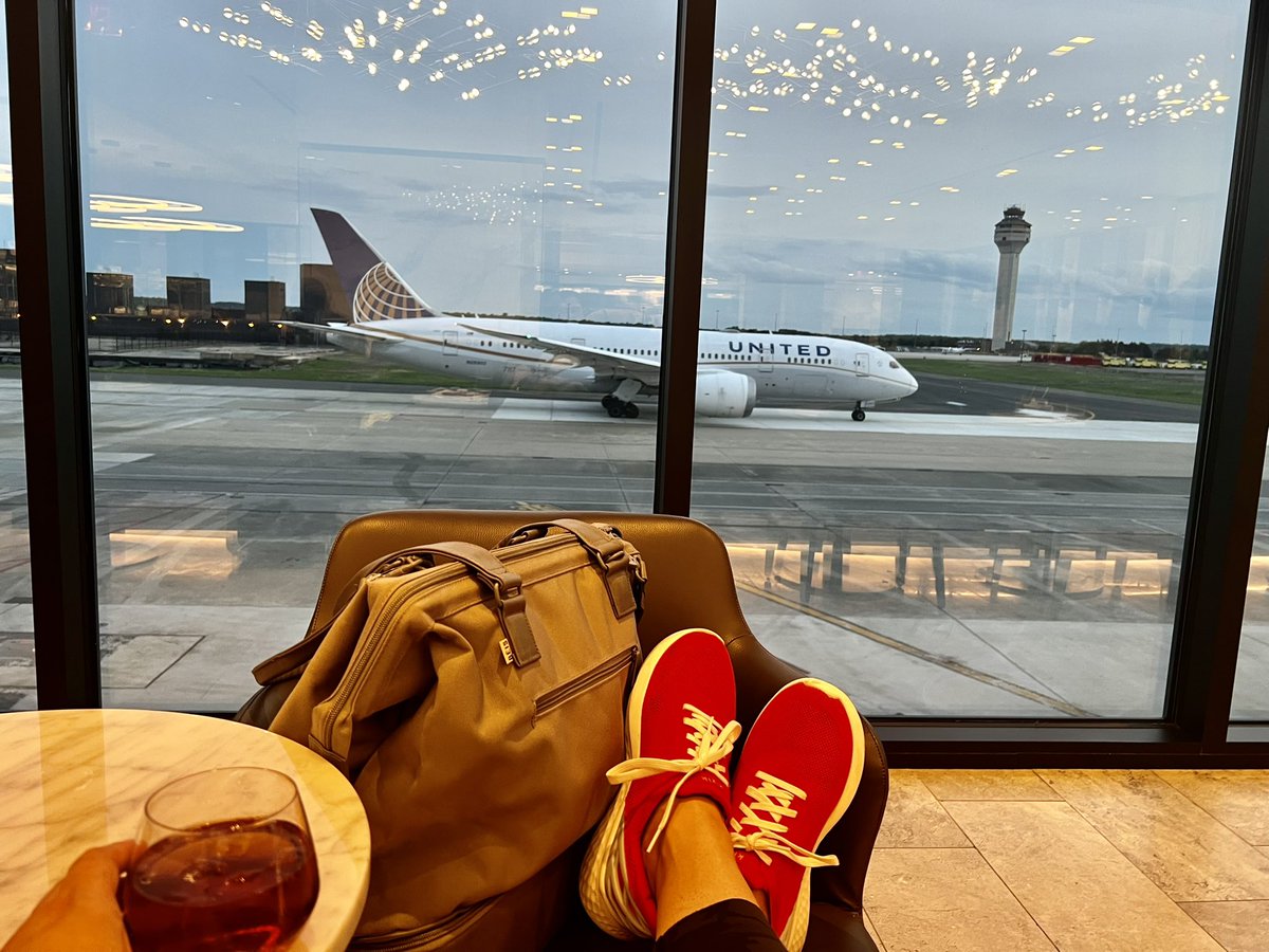 TatiPosada's tweet photo. Nothing like a great view from the @united Polaris lounge to get a trip started. https://t.co/cNVp69k70x