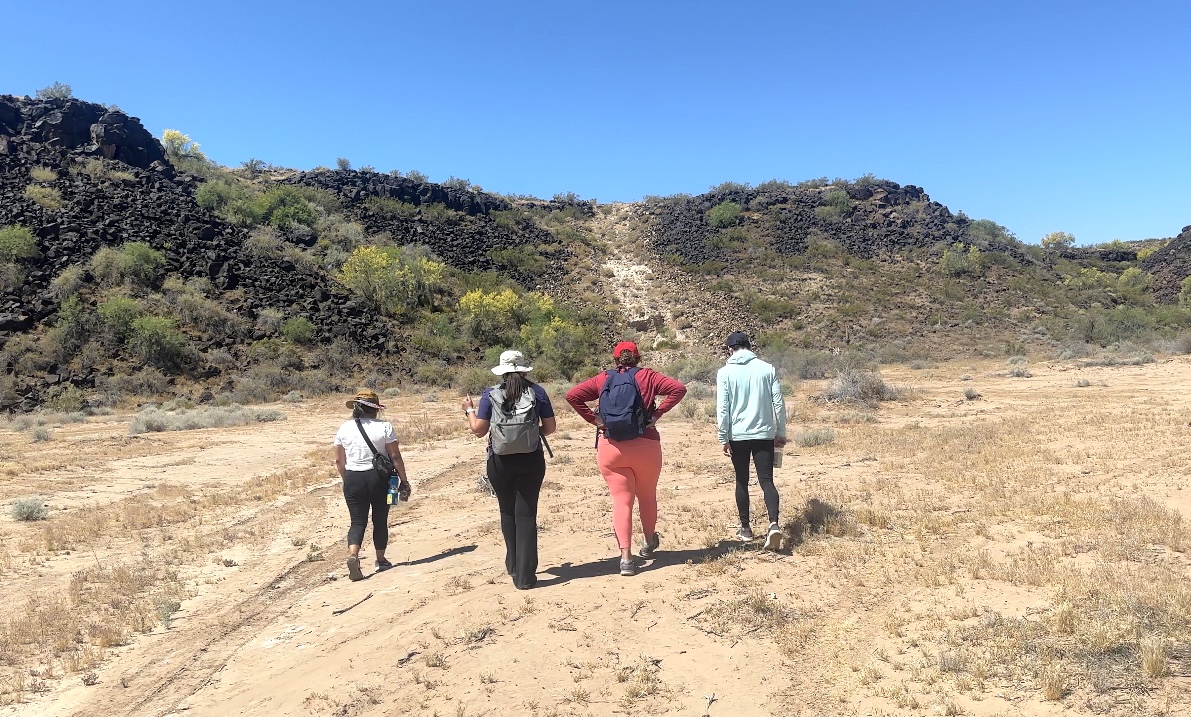 HECHOOnline's tweet photo. Today, HCLC members @adi_max07 &amp; @Hernandez4pima were able to see up close and understand why the #GreatBendoftheGila is so special to many. They want to help this precious landscape with deep cultural value get the protections it needs. #RespectGreatBend #VisitWithRespect https://t.co/kUR9kSo6TC