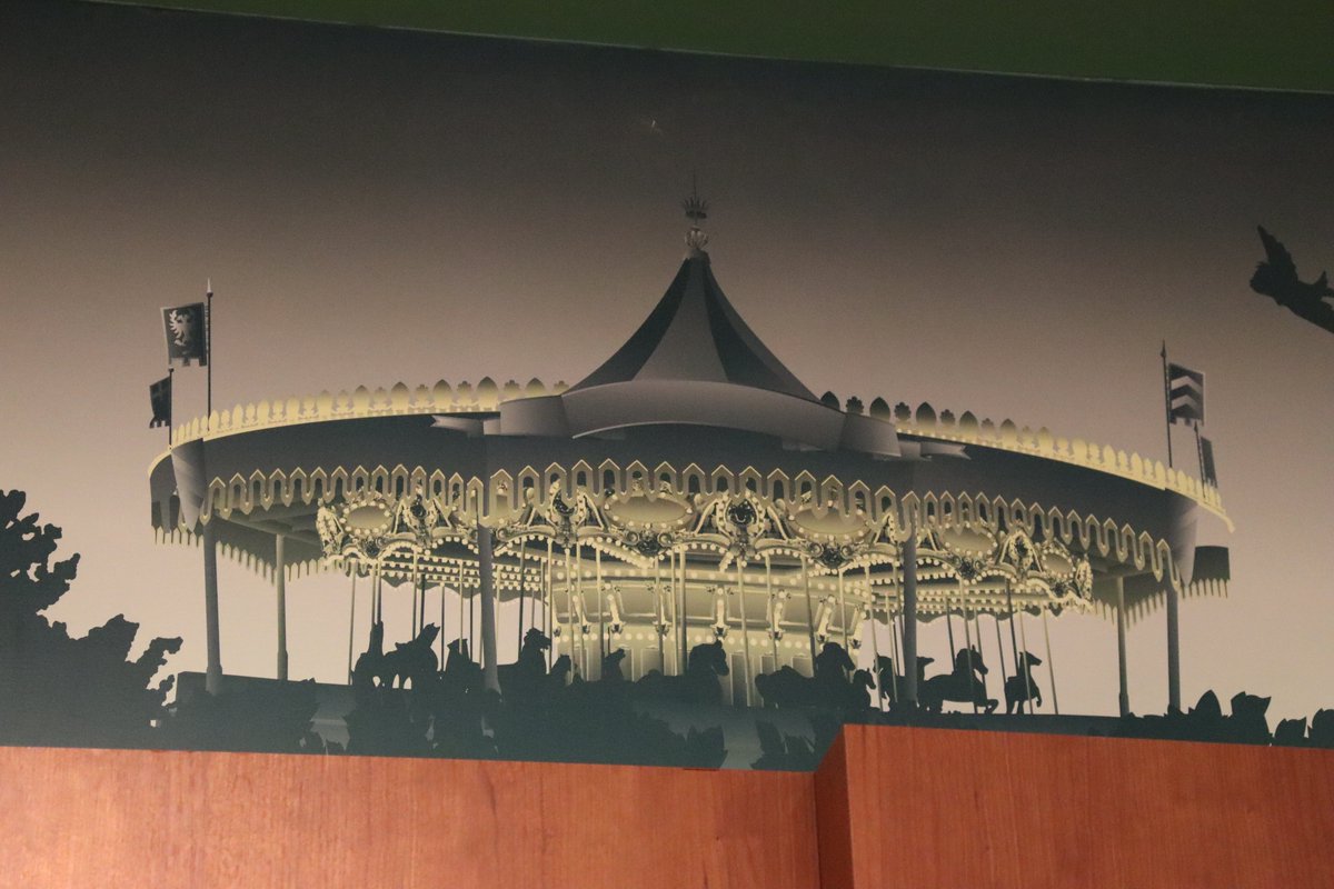 🏰みつき🌋 on Twitter "ディズニーストアのソラマチ店にて、壁に描いてあるのってカリフォルニア・ディズニーランドのキングアーサー・カルーセルだよねという話"