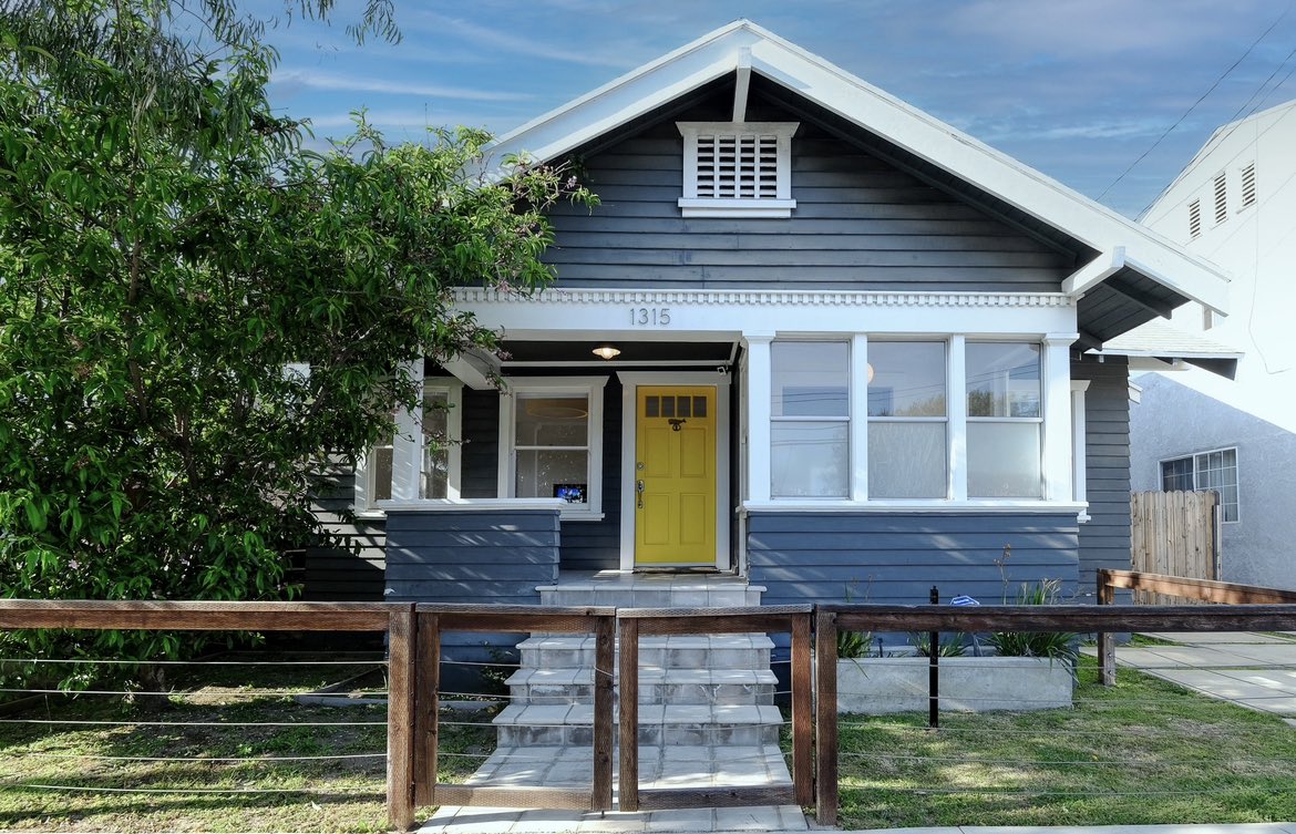 nicholemcdaniel's tweet photo. Just Listed! ~ The Gordon Brokerage

🏡 1315 E Broadway, Long Beach, CA
~Alamitos Beach Neighborhood~

2 Beds | 1 Bath | 900 SF | Built in 1914

List Price: $788,000

📲949-701-1101

📩 info@gordonbrokerage.com @gordonbrokerage 

 DRE#02149958
#forsale #longbeach #longbeachhomes https://t.co/MHnWknaRhw