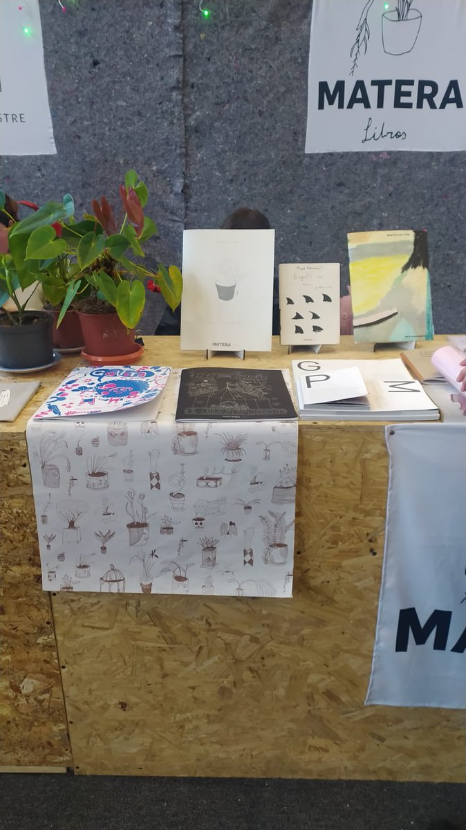 RevistaMatera's tweet photo. Hoy tenemos en la filbo medios pliegos de papel regalo con dibujitos de materas de @mkal121. Son papel regalo para regalar. Si pasan por allá y quieren uno,  pregunten por ellos. Estamos en el pabellón 17 (independientes), stand 1819 y 1821. https://t.co/HehZzFHbAZ