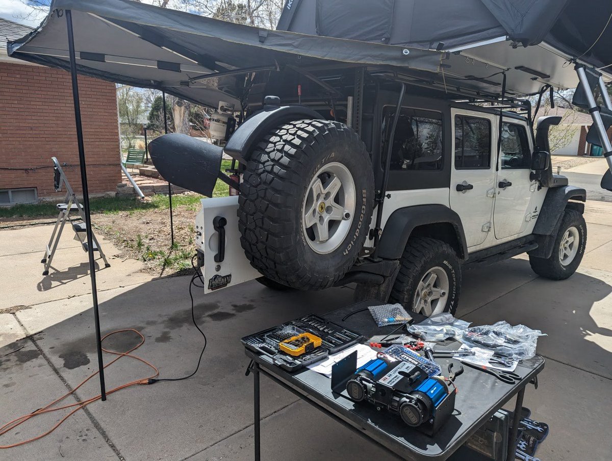 ShawnKozlov's tweet photo. Last weekend it was 33° out and I refused to work on the Jeep. 

This weekend it was 70, sunny, and amazing. 

Installed the awning and most of the on-board air system. https://t.co/dPwDqICll9