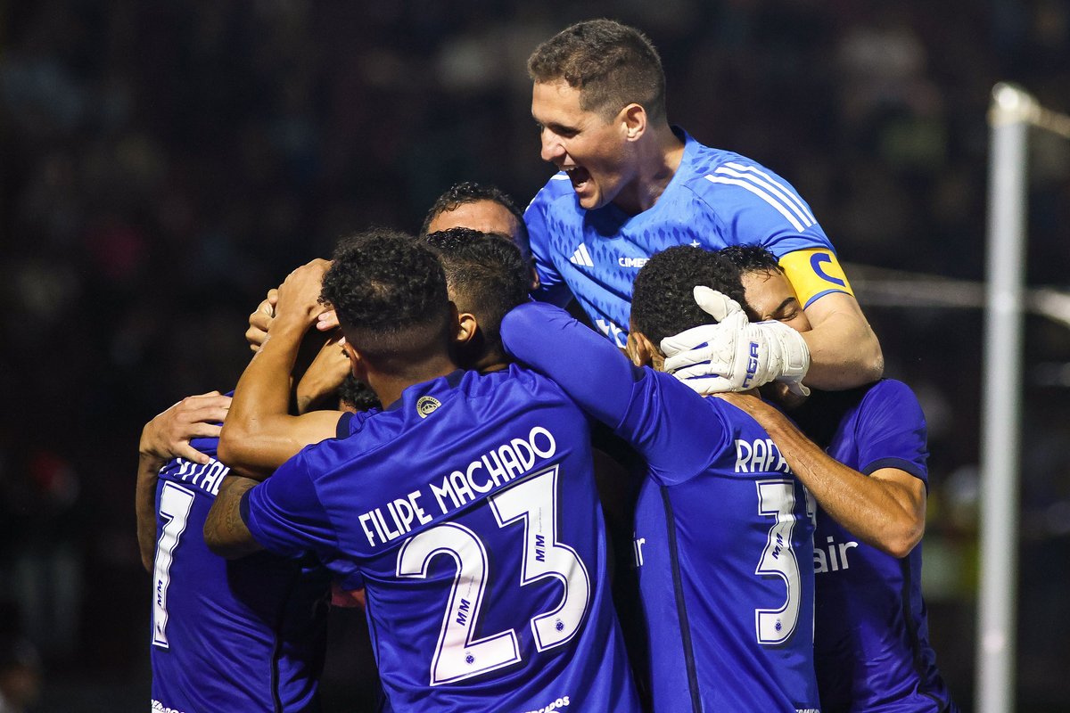 Cruzeiro's tweet photo. + 3 pontos ✅
3 vitórias seguidas ✅
3 gols na partida ✅

VAMOOOOO!

📸 @staff_images