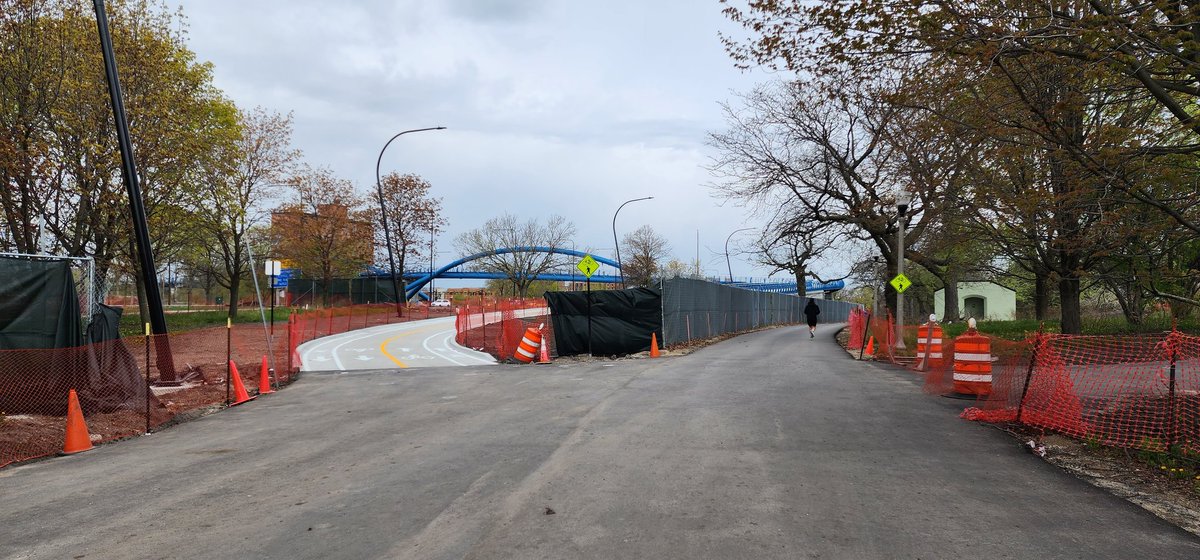 lashonp's tweet photo. How long will this go on? Going southbound on the trail with thr new bridge, be sure to slow down! You won't see folks coming.
#ChiLFT #BikeChi
#iHaveConcerns
@ChicagoParkDistrict @ChicagoDOT https://t.co/H32oszytKl