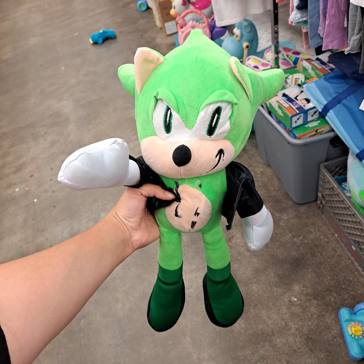 kylesplush's tweet photo. One of my most obscure thrift store finds yet. It's...too cursed to leave behind. It's coming home with me. #sonic #sonicscourge #sonicplush #knockoff #bootleg https://t.co/aP38gt2pOv