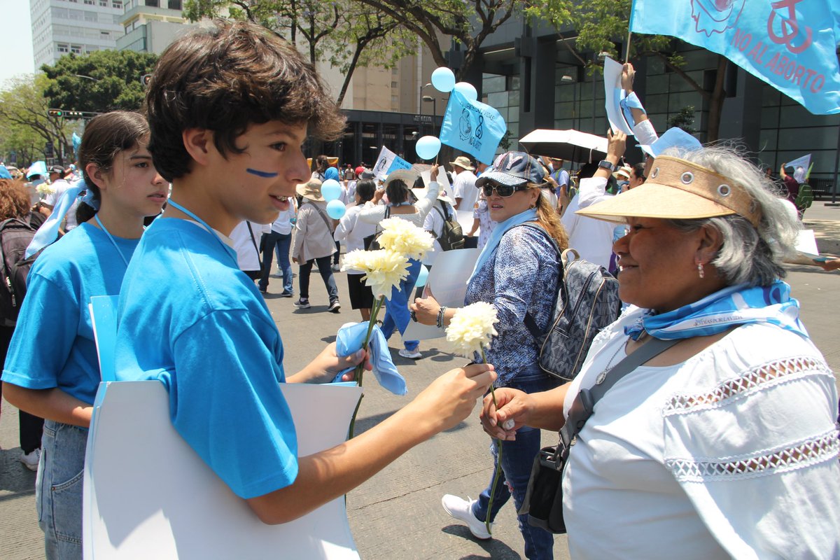 El corazón de la Ciudad de México se pintó de azul. 💙

Cientos de personas de diversas congregaciones, edades y estados participaron en la 12va #marchaporlavida en la Ciudad de México para exigir al gobierno de la CDMX y de la República se dé marcha atrás con la llamada 'Ley