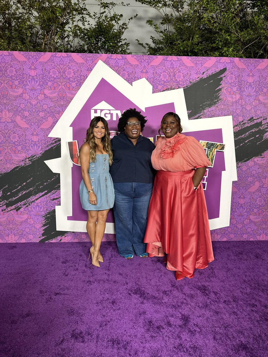 20 Years ago when was I a college student, I got to pick up <a href="/unfoRETTAble/">Retta</a> from the airport in my tiny Toyota Tercel for a performance on campus. She told me I was meant to be a creator, &amp; to chase my dreams. Last night, I got to tell her, as a colleague, what that meant to me🥹