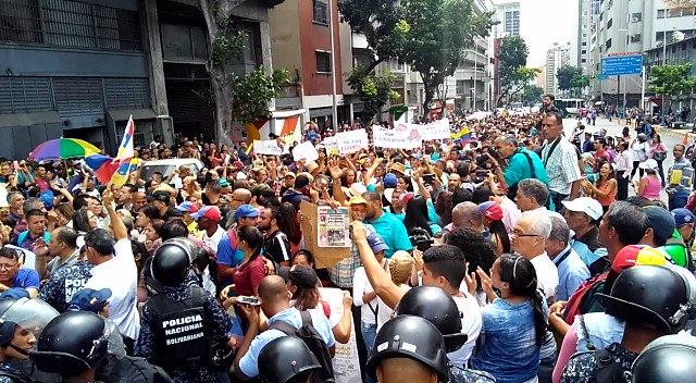 Trabajadores públicos y privados, jubilados, pensionados,sector transporte y trabajadores en general, salen  juntos a marchar mañana 1ero de Mayo 9 AM, las calles y avenidas de Venezuela serán protagonistas de una lucha de calle sin precedentes 4 meses batallando salarios dignos
