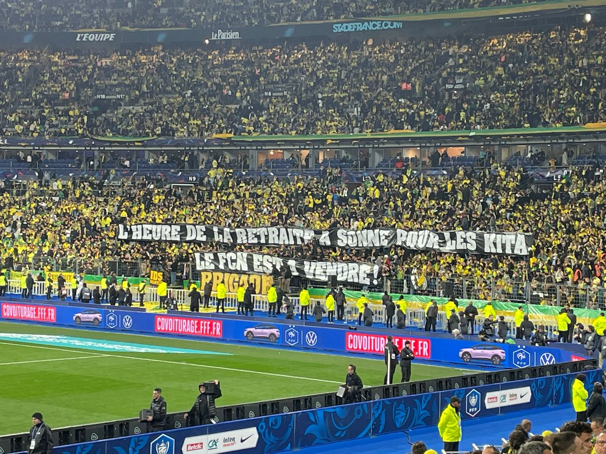 Footballogue's tweet photo. Les Nantais en tribunes manifestent leur mécontentement :

« L’heure de la retraite a sonné pour les Kita. Le FCN est à vendre ! » 😡

@Betclic https://t.co/nkwDCYEOfc