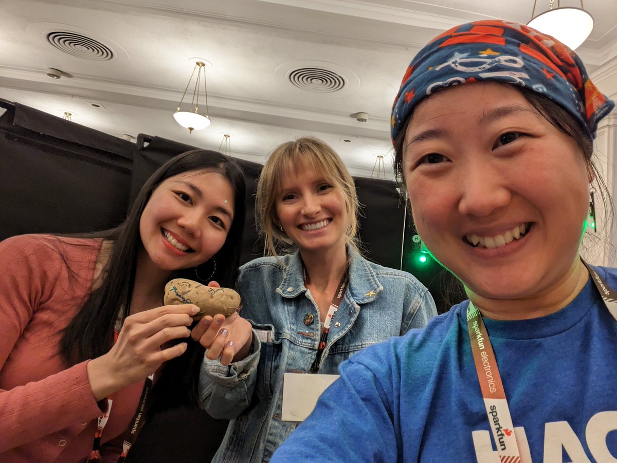 ZengJinger's tweet photo. The @Hacksterio content crew at work at @oshwassociation (live right2repair w @glowascii )#openhardwaresummit #OHS2023 We still have #swags! https://t.co/ZTYYMZ2Wpc