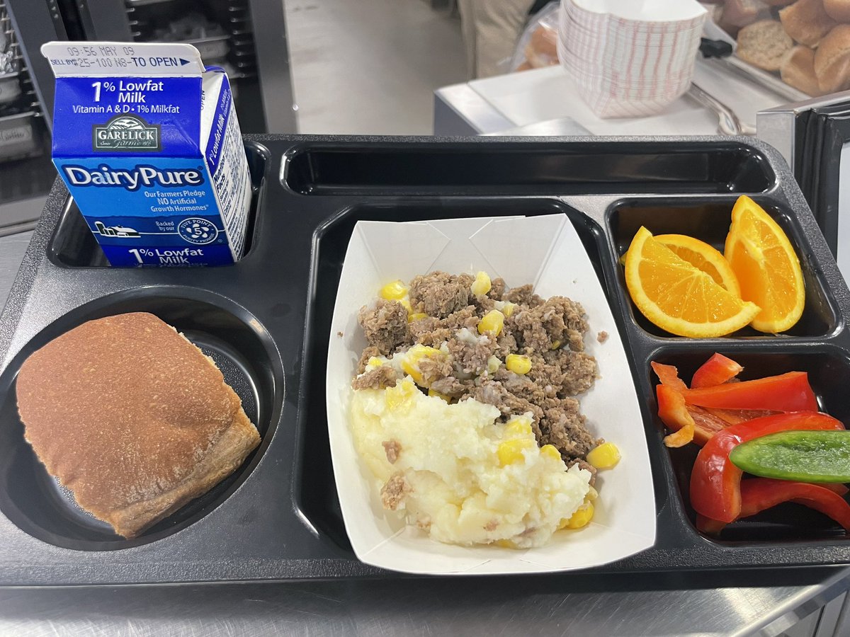 UPSNutrition's tweet photo. Shephard’s Pie &amp; Cheeseburgers at UHS today - featuring locally sourced 100% grass fed beef, apples &amp; lettuce!  And as a special treat - Mary’s Macaroni Salad!  #Littleleaflettuce #farmtoschool https://t.co/cR3crZ8R0W