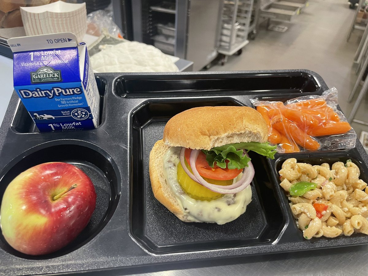 UPSNutrition's tweet photo. Shephard’s Pie &amp; Cheeseburgers at UHS today - featuring locally sourced 100% grass fed beef, apples &amp; lettuce!  And as a special treat - Mary’s Macaroni Salad!  #Littleleaflettuce #farmtoschool https://t.co/cR3crZ8R0W