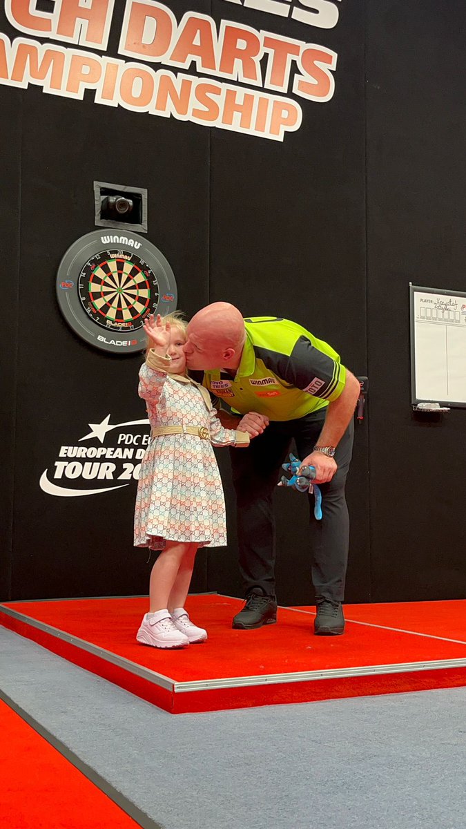 MvG180's tweet photo. This one was special for many reasons but none more so than this picture 💚💚 Thank you to the phenomenal fans in Leeuwarden tonight 💚💚 https://t.co/uNkzikzEGR
